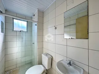 Foto de um banheiro com azulejos brancos e box de vidro.