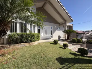 Fachada de uma casa moderna em Lajeado, Brasil, com jardim frontal.