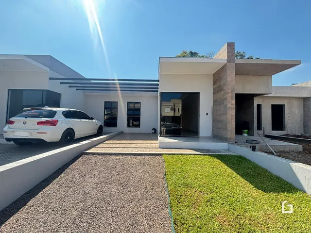 Fachada moderna de uma casa em Lajeado, Brasil, com jardim e garagem.