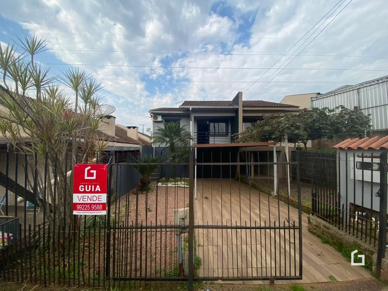 Exterior da casa em Lajeado, Brasil, com cerca e portão de ferro.
