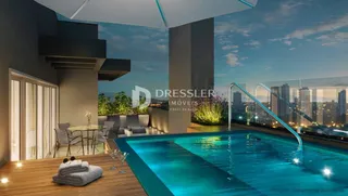 Piscina de borda infinita em uma residência moderna.