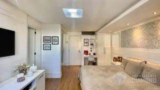 Quarto com cama e decoração em ambiente claro.