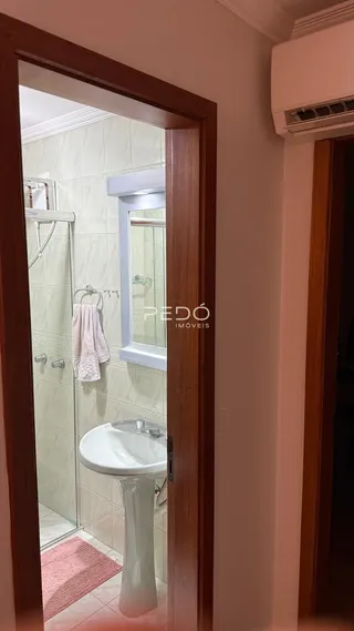 Banheiro com revestimento cerâmico nas paredes.