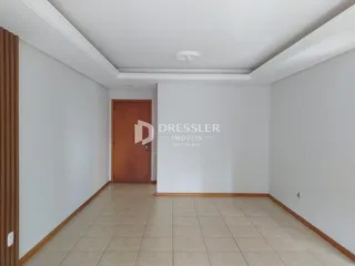 Hall de entrada com piso de cerâmica e porta de madeira.