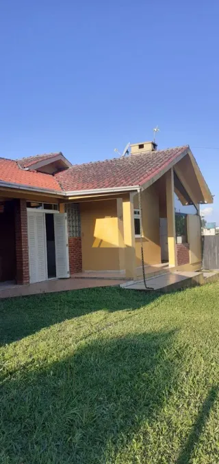 Fachada de uma casa em Lajeado, Brasil, com telhado de telhas e gramado verde.