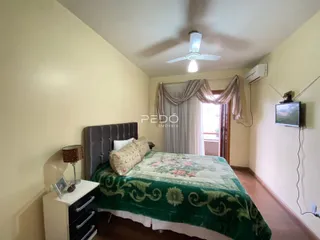 Quarto com cama e janela em ambiente interno.