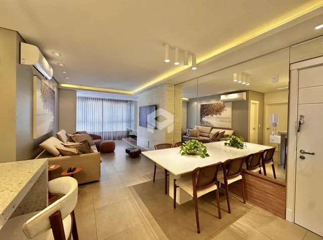 Sala de estar ampla com mesa de jantar e decoração moderna.
