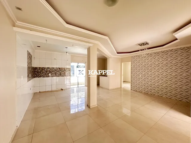 Vista interna de uma área de cozinha com piso de cerâmica e revestimento de azulejos.
