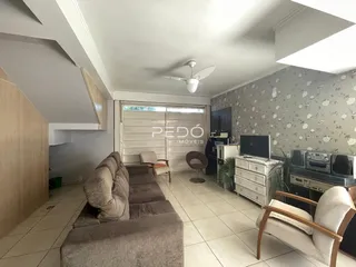 Sala de estar com sofá e decoração em um imóvel no Brasil.