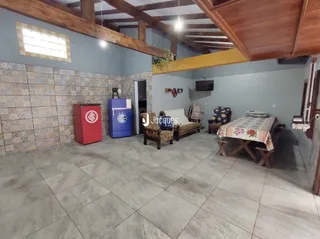 Vista interna de uma área comum com piso de cerâmica e parede texturizada.