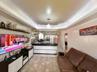 Foto de uma sala de estar com cozinha integrada em um apartamento.