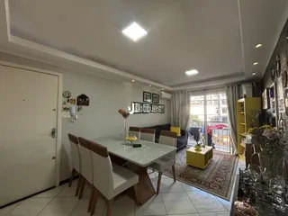 Sala de jantar e estar com mesa de vidro e sofá
