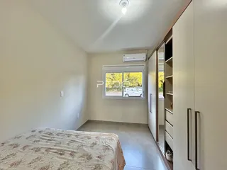 Foto de um quarto com cama e armário em um imóvel.