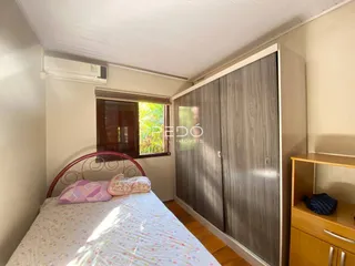 Quarto com cama e armários em um apartamento.