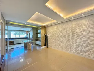 Sala de estar com piso de cerâmica e parede texturizada em um imóvel em Lajeado.