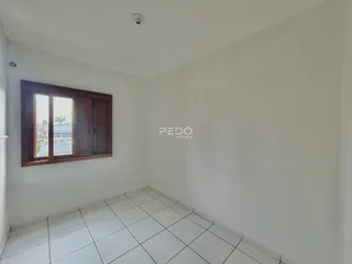 Vista interna de um cômodo com piso de cerâmica branca.