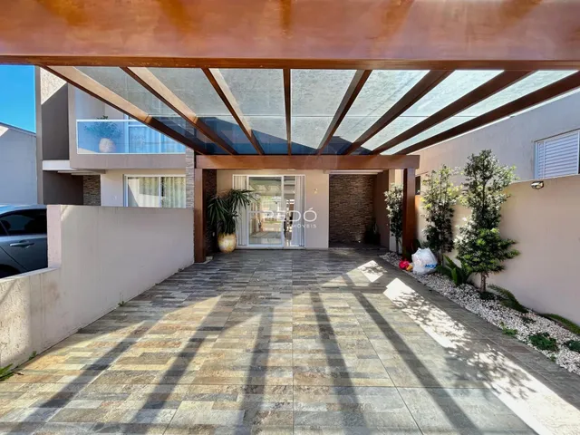Fachada de uma residência com área coberta e piso de cerâmica.