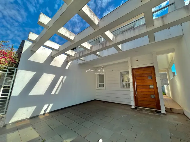 Fachada de um imóvel residencial em Lajeado, Brasil, com estrutura de vigas brancas.