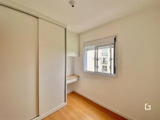 Vista interna de um cômodo com armários e janela em Lajeado.