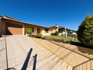 Fachada de uma residência com pátio e muro em Lajeado, Brasil.