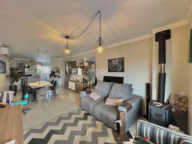 Sala de estar de um imóvel em Lajeado, Brasil, com decoração moderna e piso claro.