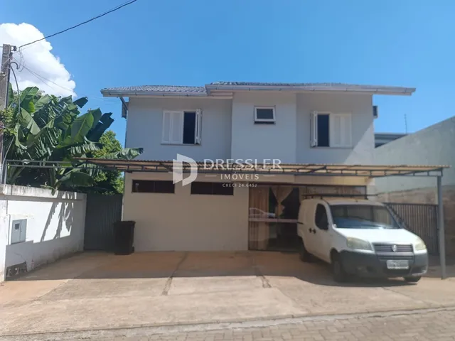 Fachada de uma casa em Lajeado, Brasil, com garagem e cerca.