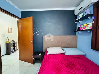 Quarto com cama e parede azul na residência.