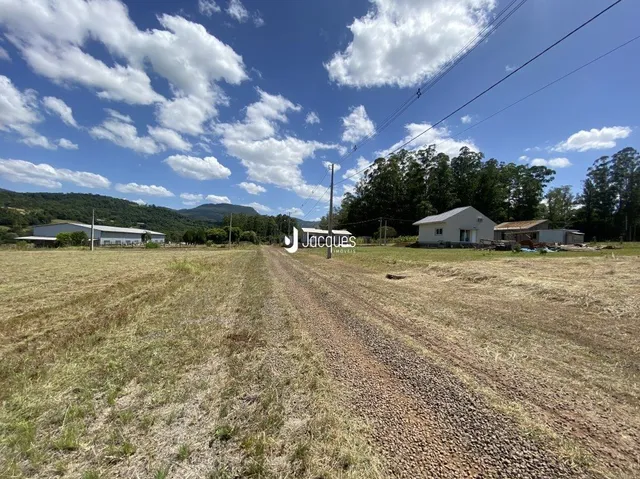 Vista de um campo aberto com terra batida.