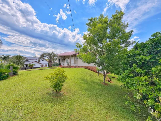 Vista externa de uma residência com jardim verde em Lajeado, Brasil.