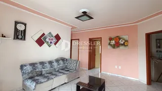Sala de estar com sofá e decoração de parede em uma residência.