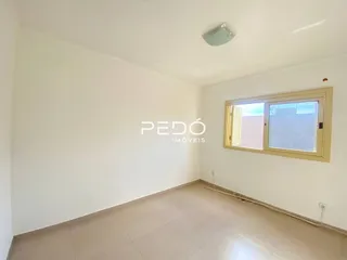 Foto de um cômodo interno com paredes brancas e piso claro.