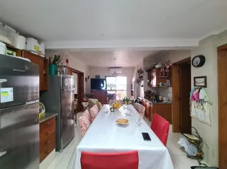 Foto de uma sala de jantar com mesa posta em um imóvel no Brasil.