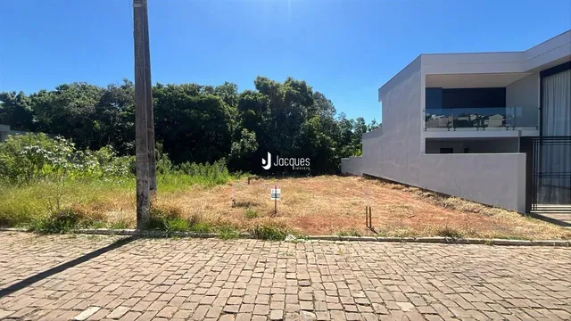 Vista da fachada de uma propriedade em Lajeado, Brasil, com área gramada ao redor.