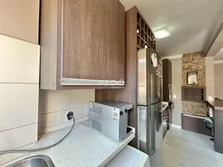 Foto de uma cozinha moderna com armários e eletrodomésticos em aço inoxidável.