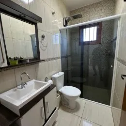 Foto de um banheiro com pia e espelho em um imóvel.