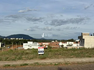 Vista externa de uma propriedade em Lajeado, Brasil, com vegetação no primeiro plano.