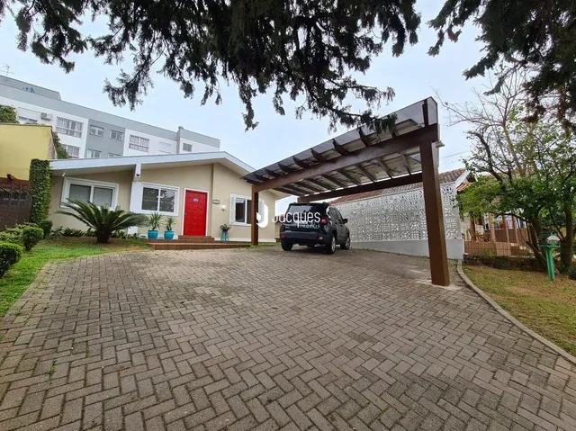 Fachada de uma residência em Lajeado, Brasil, com entrada pavimentada.