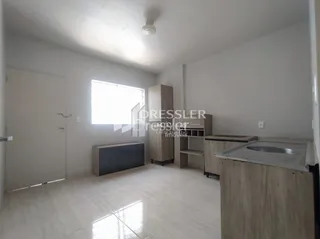 Uma foto interna de uma sala clara com paredes brancas.