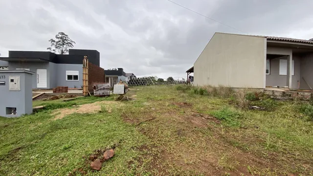 Vista externa de uma construção em terreno com vegetação rasteira em Lajeado.