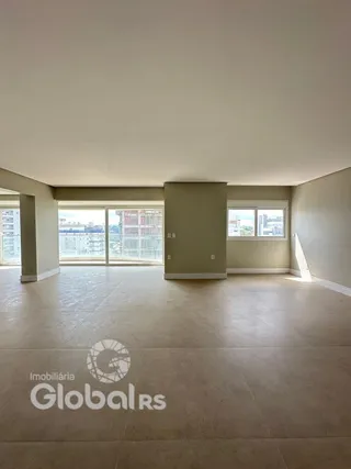 Ambiente interno de uma sala ampla com piso de cerâmica.