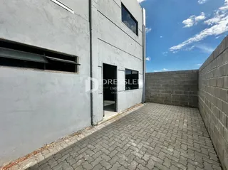 Fachada externa de um imóvel em Lajeado, Brasil, mostrando a parede e o pátio.