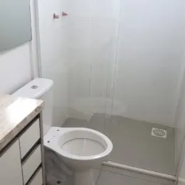 Foto de um banheiro mostrando um vaso sanitário branco.