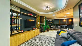 Esta é uma foto da sala de estar de uma residência com decoração moderna.