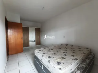 Quarto com cama e armários em um ambiente interno.