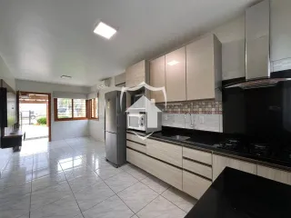 Vista da cozinha de uma residência em Lajeado, Brasil.