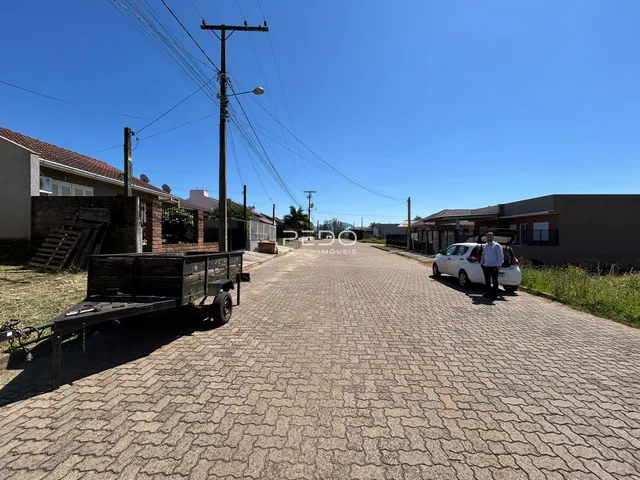Vista da rua com casas e uma estrada pavimentada em Lajeado, Brasil.
