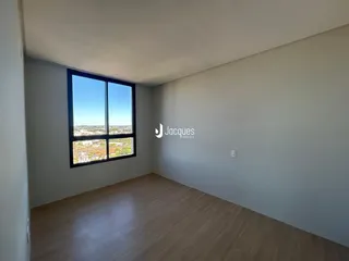 Sala de estar com grande janela oferecendo vista para a paisagem.