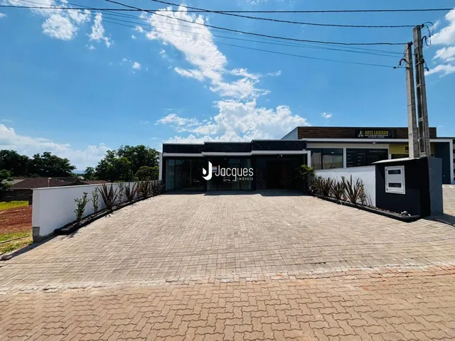 Fachada de uma residência em Lajeado, Brasil, com área pavimentada na frente.