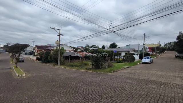 Vista externa de uma rua residencial em Lajeado, Brasil, com casas ao fundo.