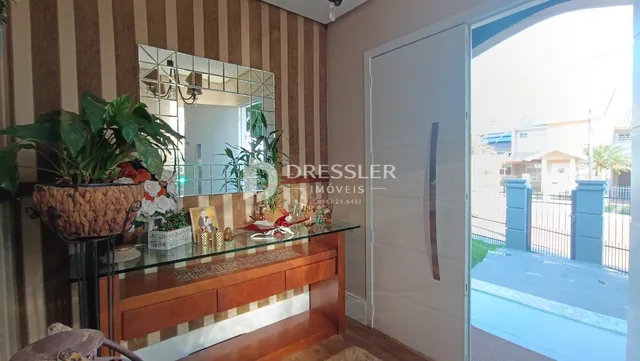 Foto de uma sala de estar com espelho e móveis de madeira.